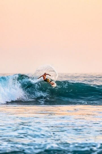 surfeur sur une vague