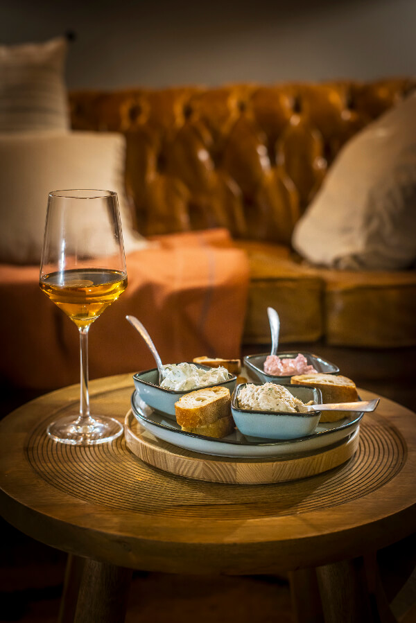 Vue 2 bar et de l'espace détente avec canapé et apéritif - Le lanternon chambres d'hôtes ile de ré