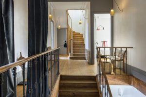 Vue escalier sur le palier des chambres - Le lanternon chambres d'hôtes ile de ré