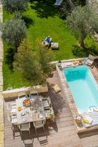 Vue du jardin extérieur et de la terrasse en bois et piscine - Le lanternon chambres d'hôtes ile de ré