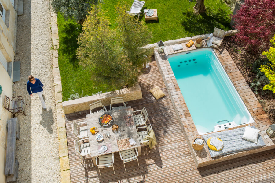 Vue jardin intérieur avec piscine et terrasse en bois - Le lanternon chambres d'hôtes ile de ré