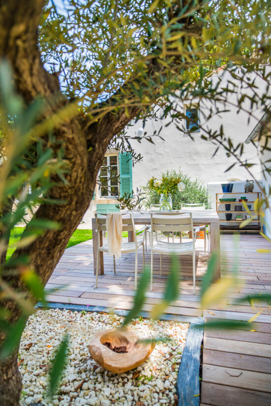 Vue du jardin extérieur et de la terrasse en bois - Le lanternon chambres d'hôtes ile de ré