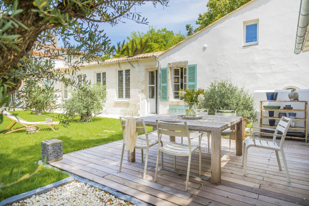 Vue du jardin extérieur et de la terrasse en bois - Le lanternon chambres d'hôtes ile de ré