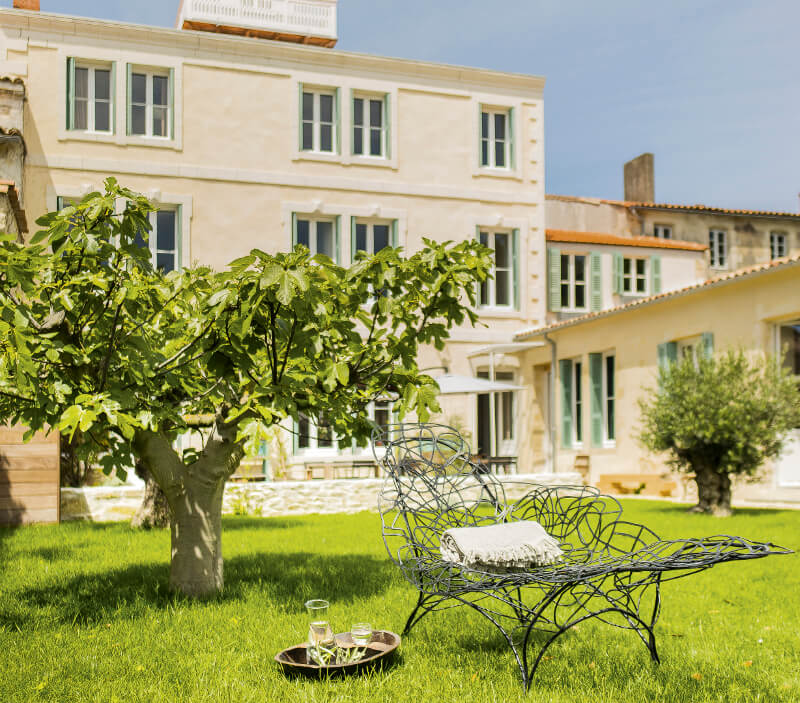 Vue du jardin extérieur et de la façade - Le lanternon chambres d'hôtes ile de ré