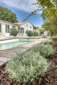 Vue du jardin extérieur et de la terrasse en bois et piscine - Le lanternon chambres d'hôtes ile de ré