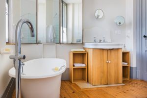 Vue salle de bain avec baignoire Chambre Guermantes - Le lanternon chambres d'hôtes ile de ré