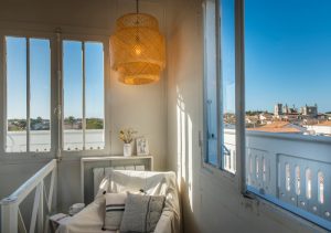 Vue 3 sur le port depuis une chambre - Le lanternon chambres d'hôtes ile de ré