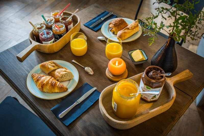 Vue petit déjeuner café et croissants- Le lanternon chambres d'hôtes ile de ré