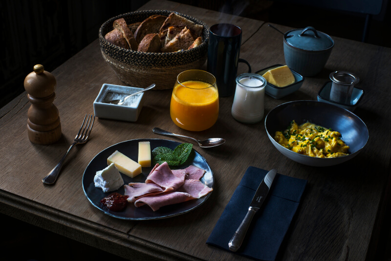 Vue petit déjeuner complet salé- Le lanternon chambres d'hôtes ile de ré